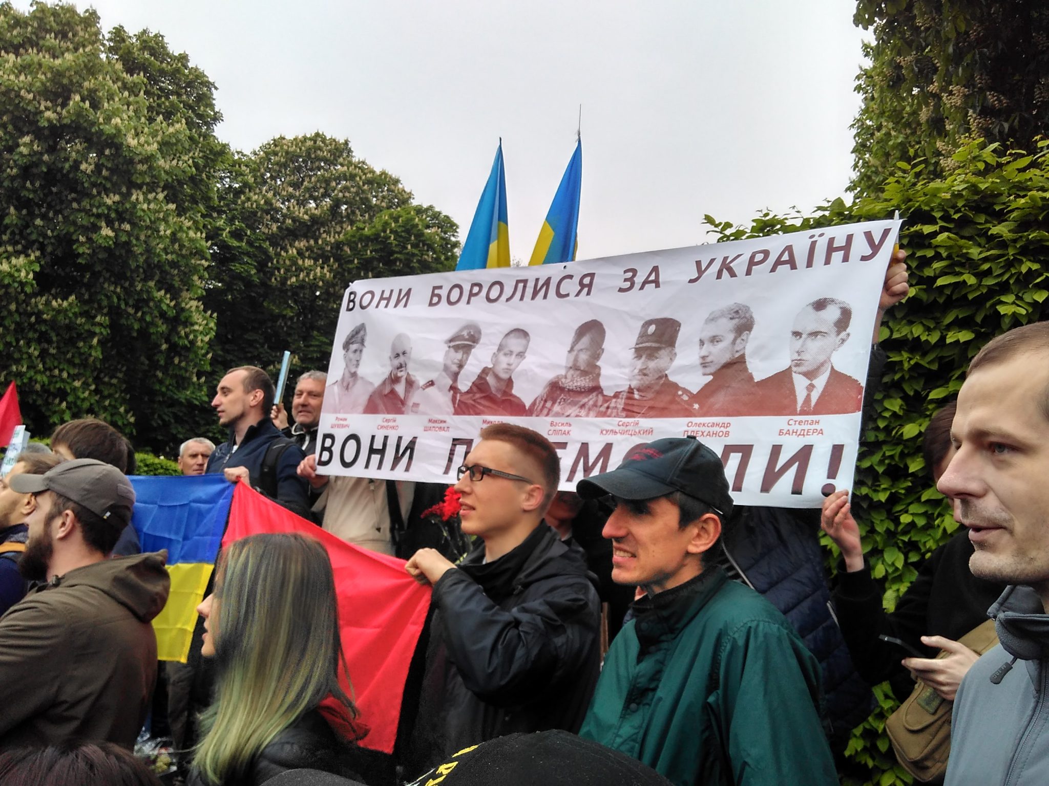 Молодые люди с плакатом «Они боролись за Украину! Они победили!». Фото Дмитрия Дурнева/Spektr.Press