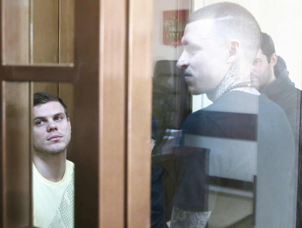 Александр Кокорин (слева) и Павел Мамаев в суде. Фото TASS/Scanpix/Leta