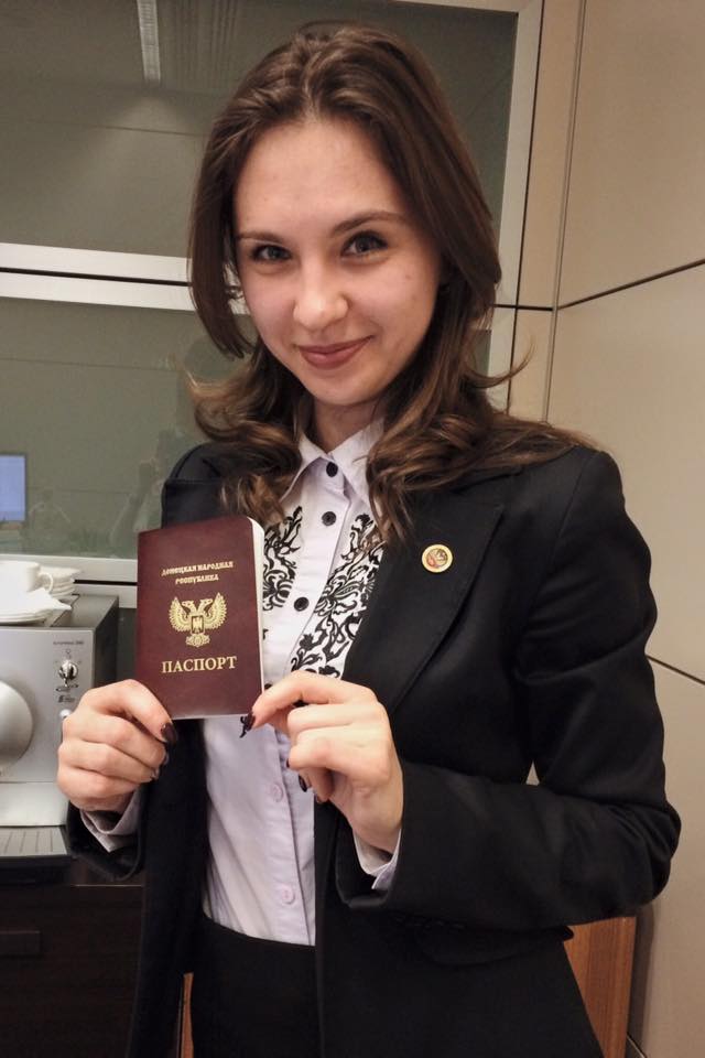Помощница Дениса Пушилина Виктория Талакина демонстрирует паспорт ДНР. Фото из ее аккаунта в Facebook