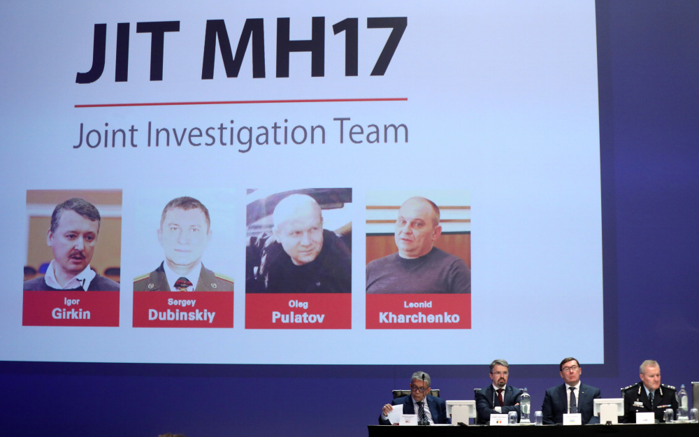 Международная следственная группа представляет подозреваемых в крушении МН17. Фото REUTERS/Scanpix/LETA