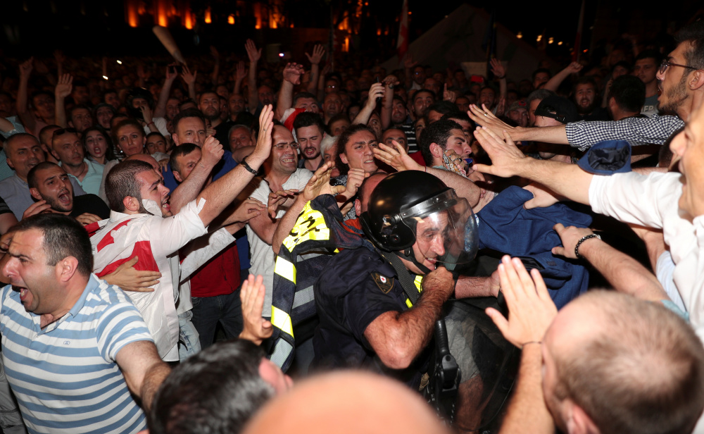 Протестующие нападали на полицейских и отнимали у них щиты. Фото REUTERS/Scanpix/Leta