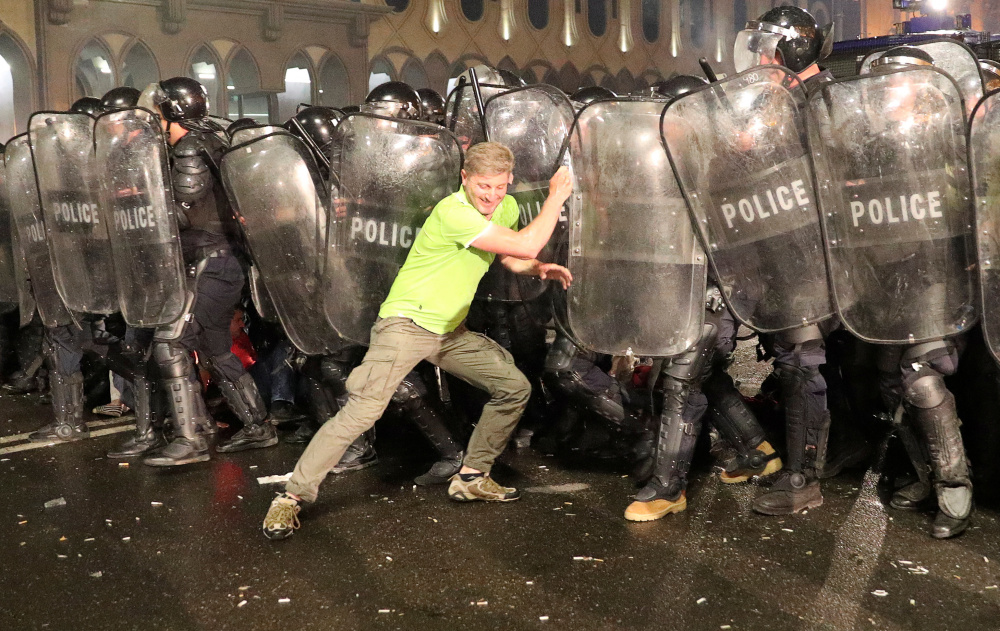 Один из протестующих противостоит полиции. Фото REUTERS/Scanpix/Leta