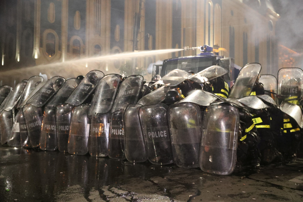 Полиция применила водометы, слезоточивый газ и резиновые пули против протестующих в Тбилиси. Фото REUTERS/Scanpix/Leta