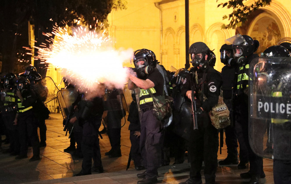 Полиция применила резиновые пули. Фото REUTERS/Scanpix/Leta