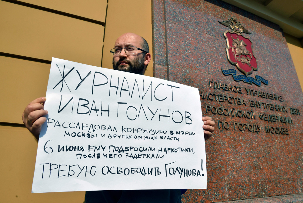 Журналист Илья Азар на одиночном пикете в поддержку Ивана Голунова. Фото AFP/Scanpix/Leta