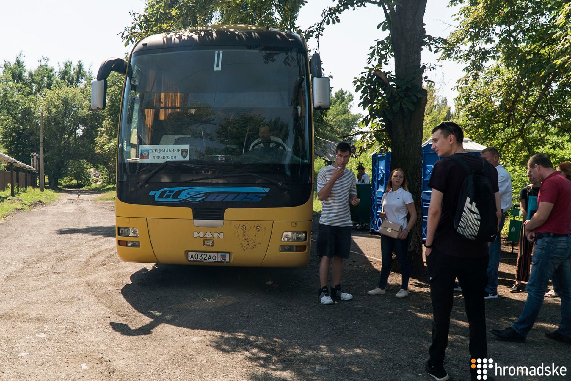 Автобус с номерами  ДНР и ЛНР привозит украинцев, которые хотят получить паспорт гражданина РФ, Новошахтинск, 18 июня 2019 года. Фото Александр Кохан/Громадское