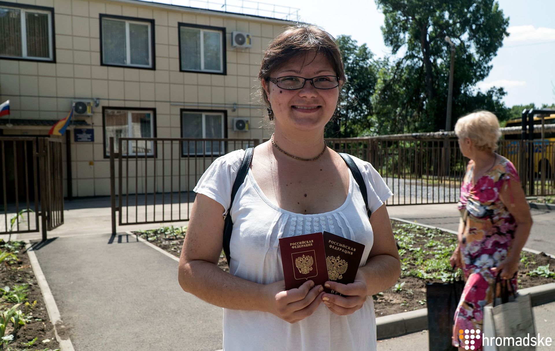 Дарья родилась и живет в Луганске, работает массажисткой в местном салоне красоты. Она получила паспорт РФ, Новошахтинск, 18 июня 2019 года. Фото: Александр Кохан/Громадское