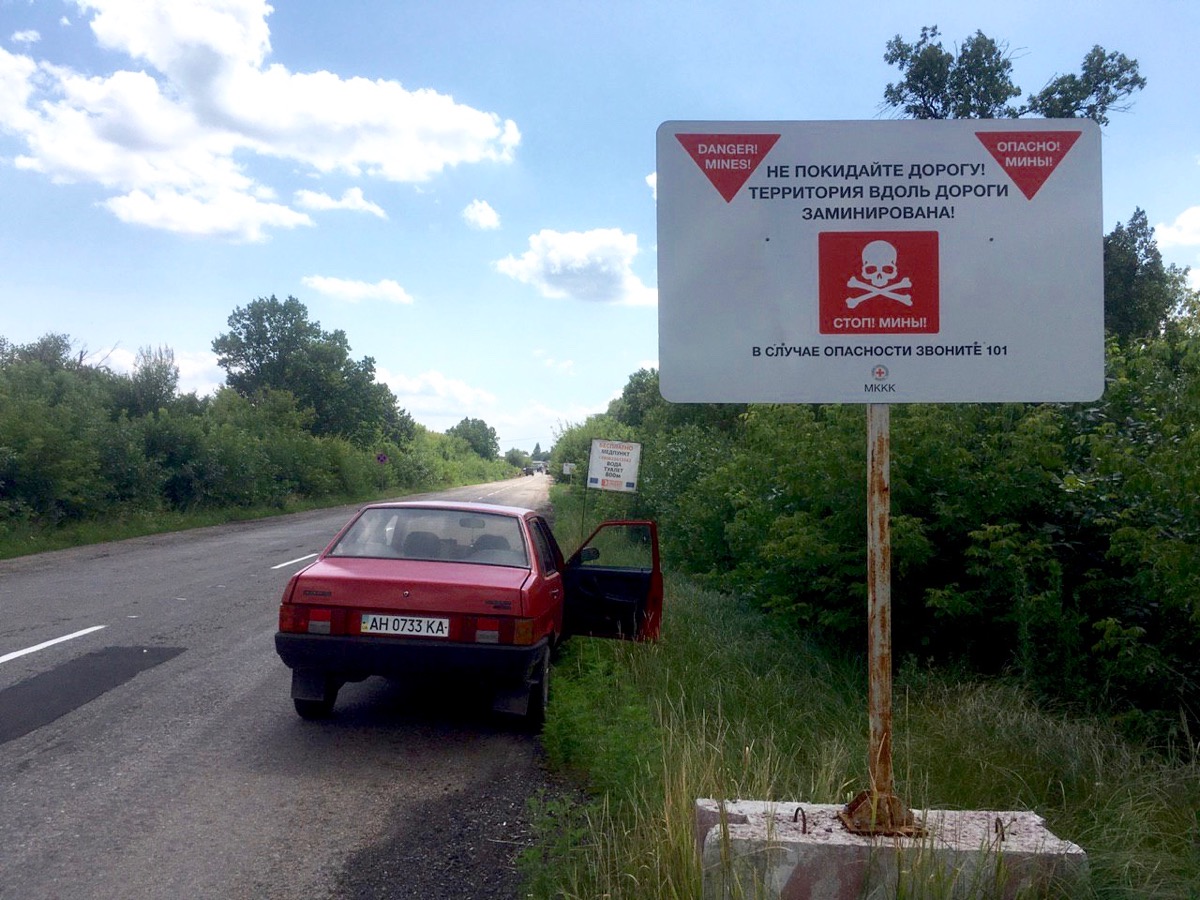 Предупреждающий знак — покидать проезжую часть дороги опасно из-за того, что можно подорваться на мине. Фото Spektr.Press