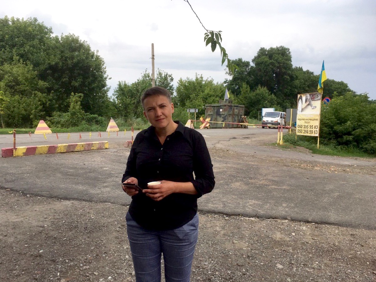 Надежда Савченко на фоне блокпоста в Зайцеве. Фото Spektr.Press