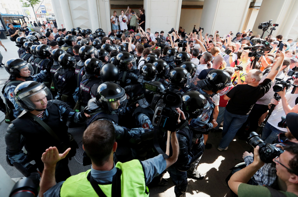 Сотрудники правоохранительных органов блокируют участников акции протеста. Фото REUTERS/Scanpix/Leta