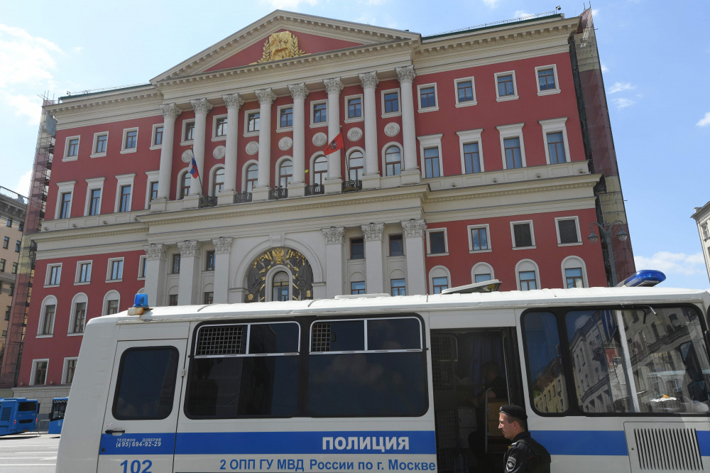 Полиция у здания мэрии Москвы. Фото AP/Scanpix/Leta