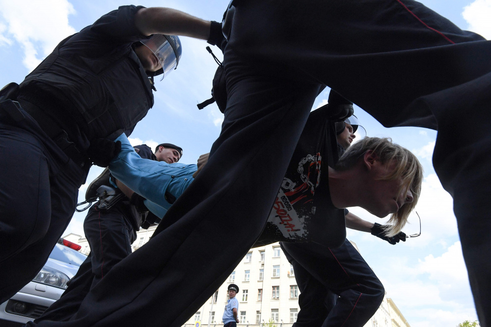 Задержание на несанкционированной акции протеста в Москве 27 июля 2019 года. Фото AFP/Scanpix/Leta