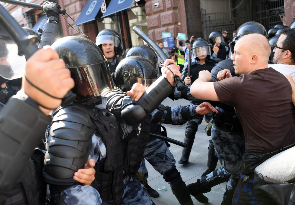 Применение силы полицией на протестной акции в Москве. Фото AFP/Scanpix/Leta