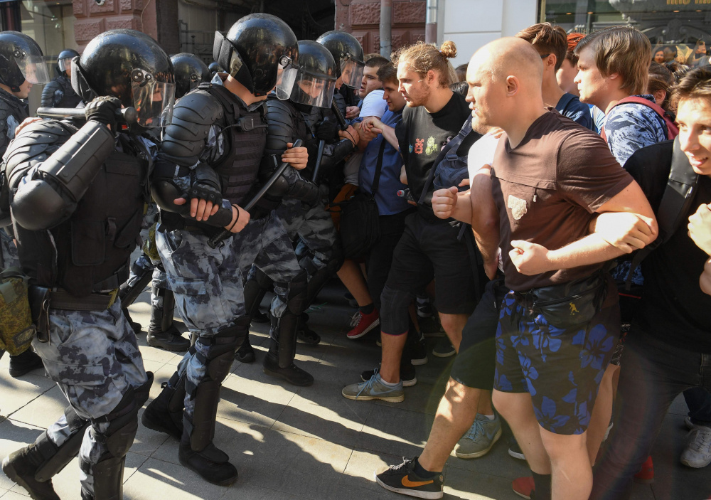 Столкновения с полицейскими. Фото AFP/Scanpix/Leta 