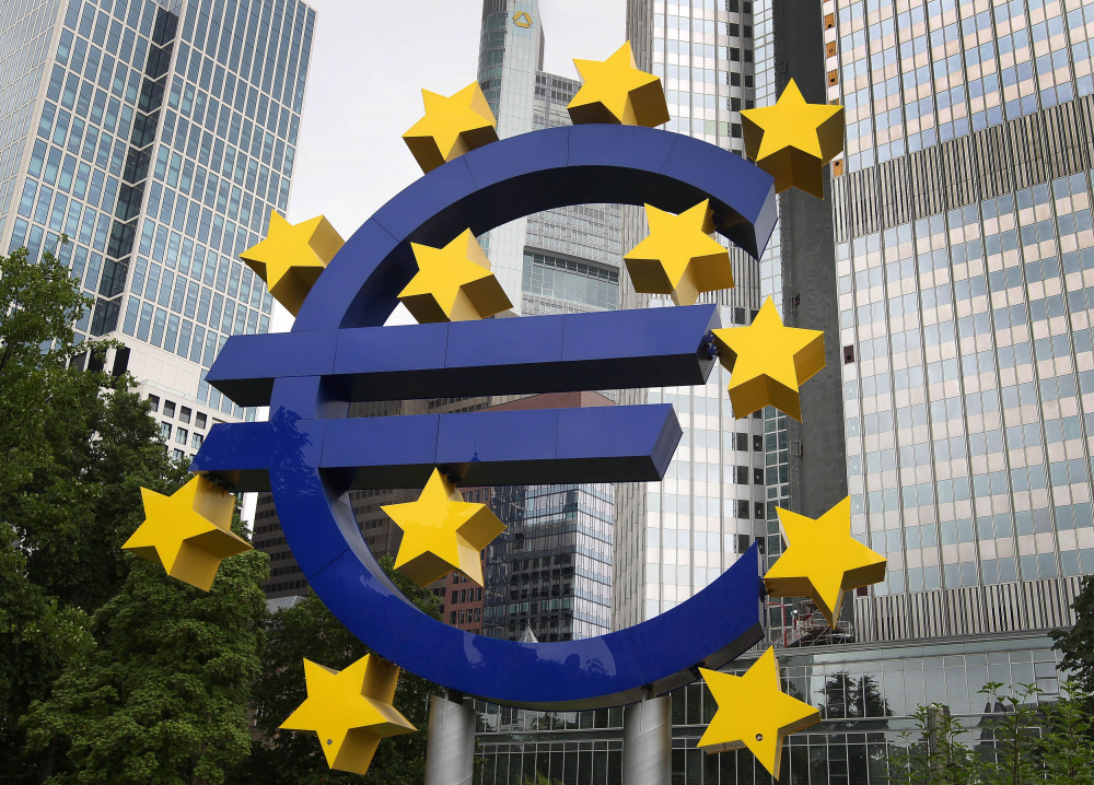 Логотип евро перед бывшей штаб-квартирой Европейского Центробанка. Фото AFP/Scanpix/Leta