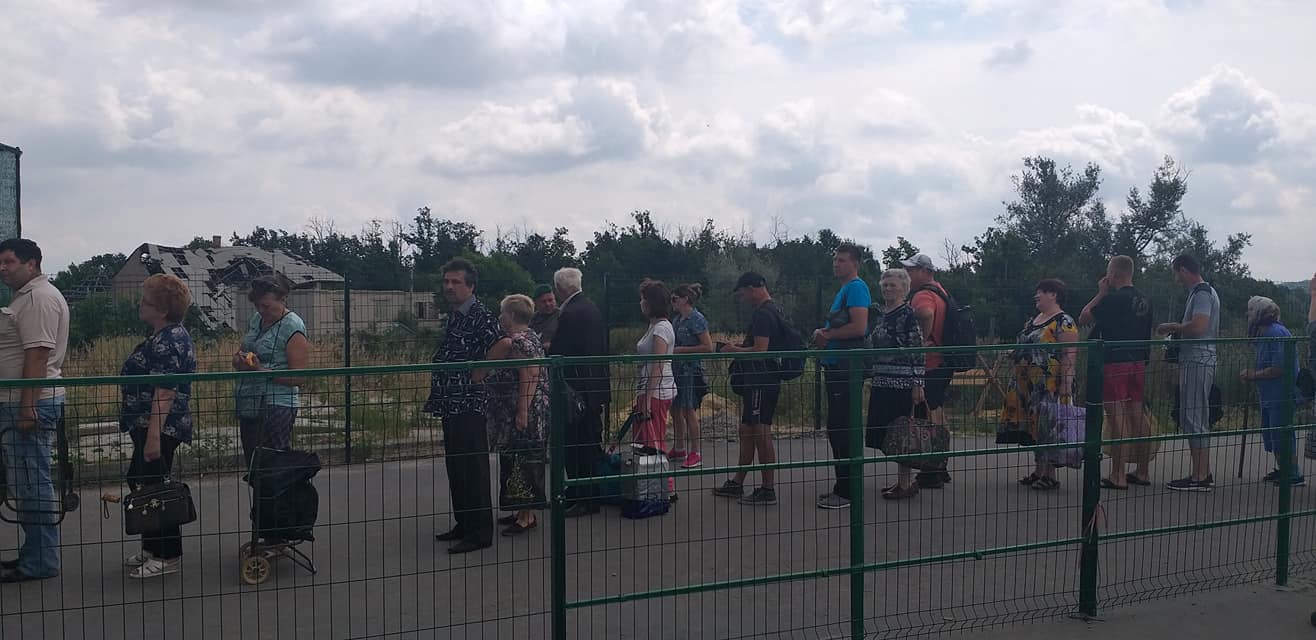 Переход через линию разграничения у Станицы Луганской. Фото Пресс-служба Кучмы