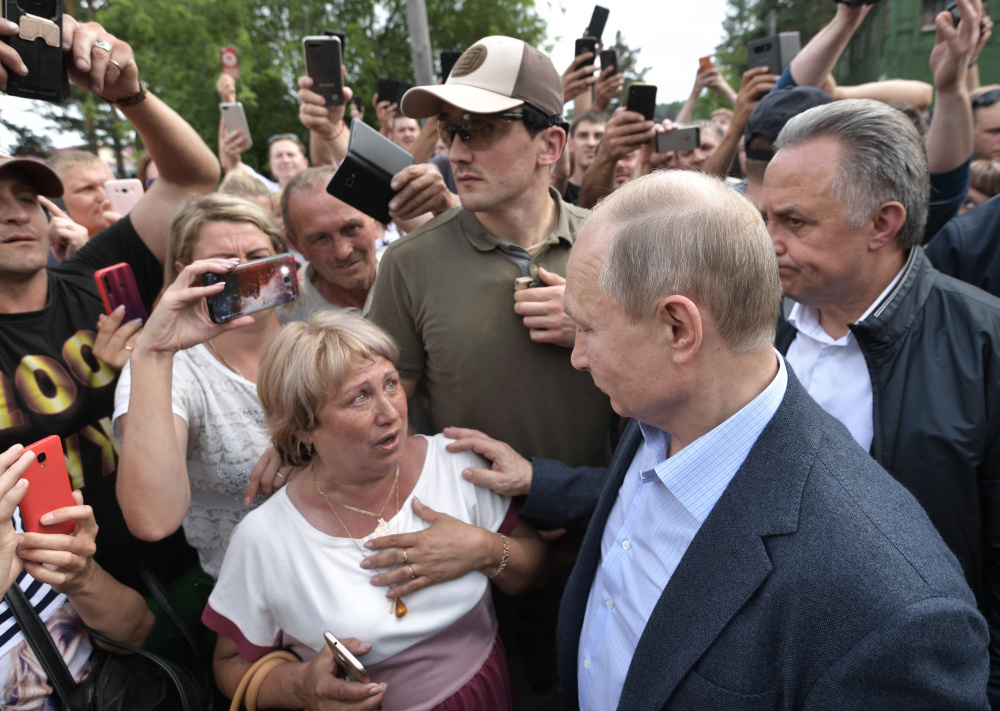 Президент России Владимир Путин встречается с пострадавшими от новоднения жителями Иркутской области. Фото TASS/Scanpix/Leta