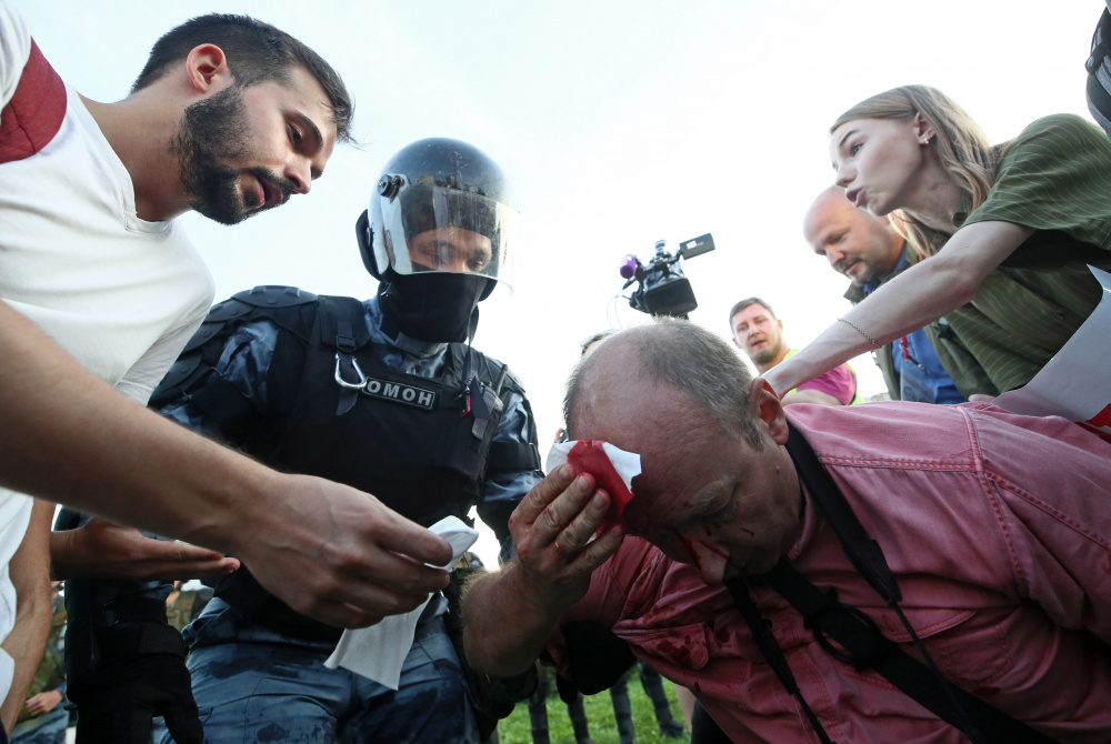 Один из участников протеста получил травму. Фото TASS/Scanpix/Leta