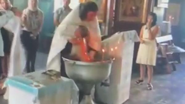 Скриншот видео крещения