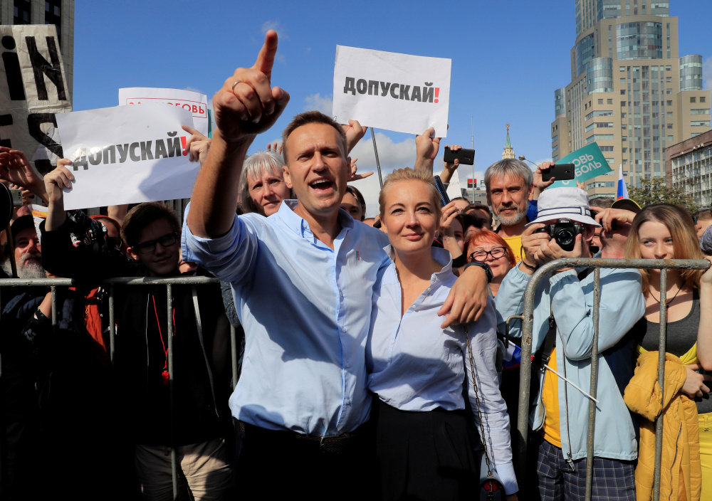 Алексей Навальный с женой Юлией на протестной акции в Москве 20 июля 2019 года. Фото REUTERS/Tatyana Makeyeva/Scanpix/Leta