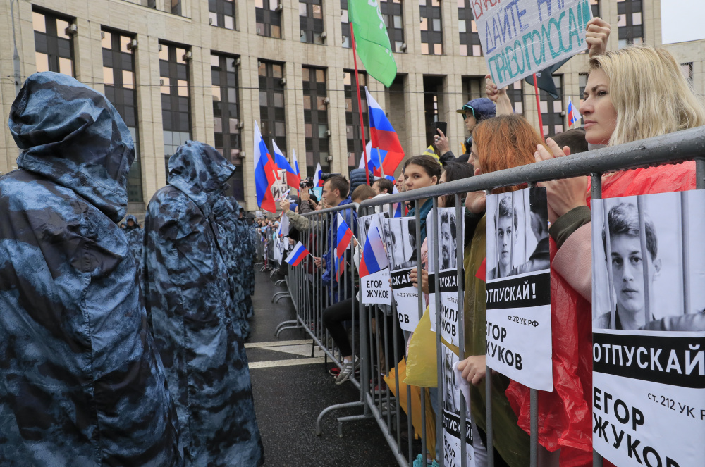Полиция перед участниками митинга. Фото REUTERS/Tatyana Makeyeva/Scanpix/Leta