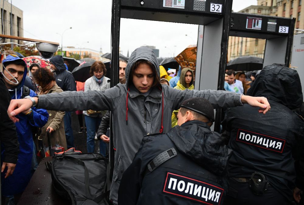 Люди проходят рамки металлоискателей на входе на разрешенную акцию протеста. Фото Ramil Sitdikov / Sputnik/Scanpix/Leta