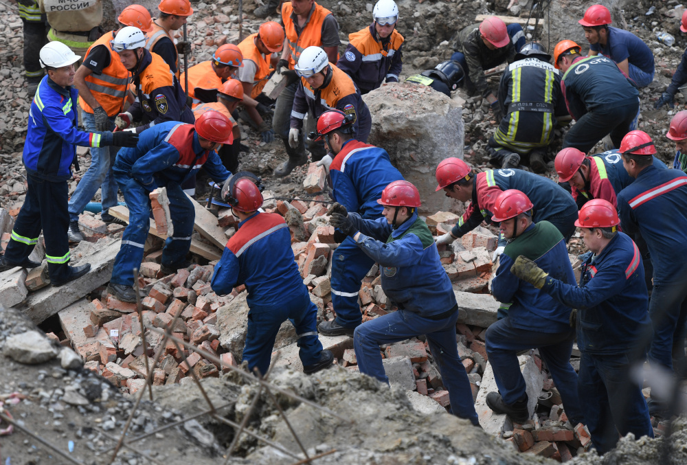 Спасатели ищут оставшихся под завалами на месте ЧП в Новосибирске. Фото Sputnik/Scanpix/Leta