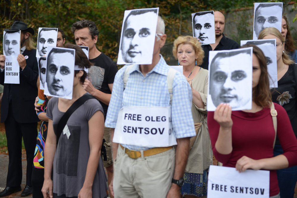 Участники одной из акций в поддержку Олега Сенцова с его портретами у посольства России в Праге 28 августа 2018 года. Фото Michal CIZEK / AFP/Scanpix/Leta