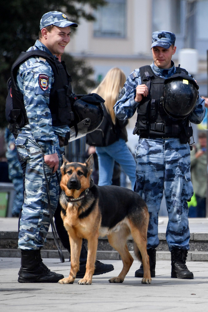 Подтянули и кинологов с собаками. ФотоAlexander NEMENOV / AFP/Scanpix/Leta