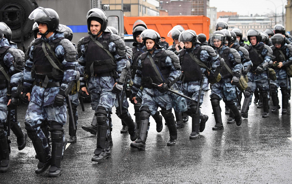 Полиция на разрешенном митинге протеста 10 августа 2019 года. Фто Yuri KADOBNOV / AFP/Scanpix/Leta