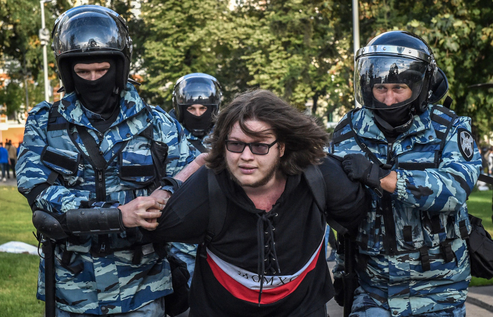 После завершения разрешенного митинга на проспекте Сахарова в Москве также начались массовые задержания. Фото Vasily MAXIMOV / AFP/Scanpix/Leta
