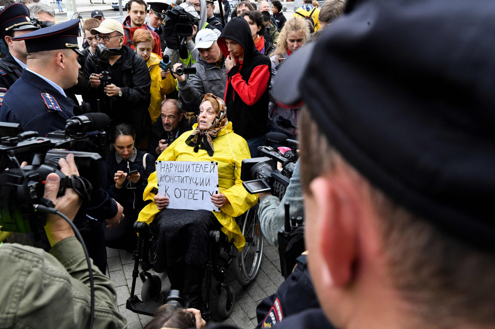 Протестующие требовали соблюдения Конституции, разрешающей гражданам мирные собрания. Фото: Kirill KUDRYAVTSEV / AFP/Scanpix/Leta