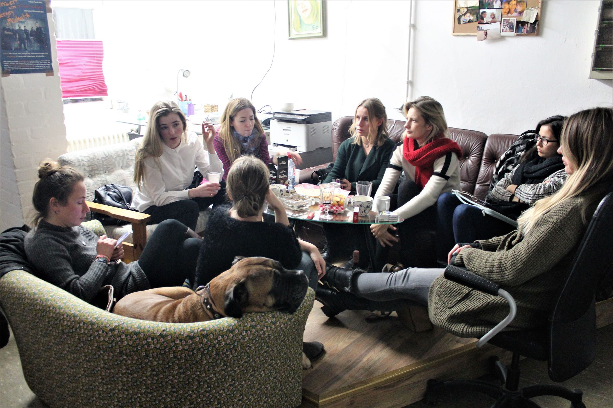 Обсуждение кинофестиваля «Kinohafen» в офисе Лены Бочановой. Фото Марии Петровой для Spektr.Press