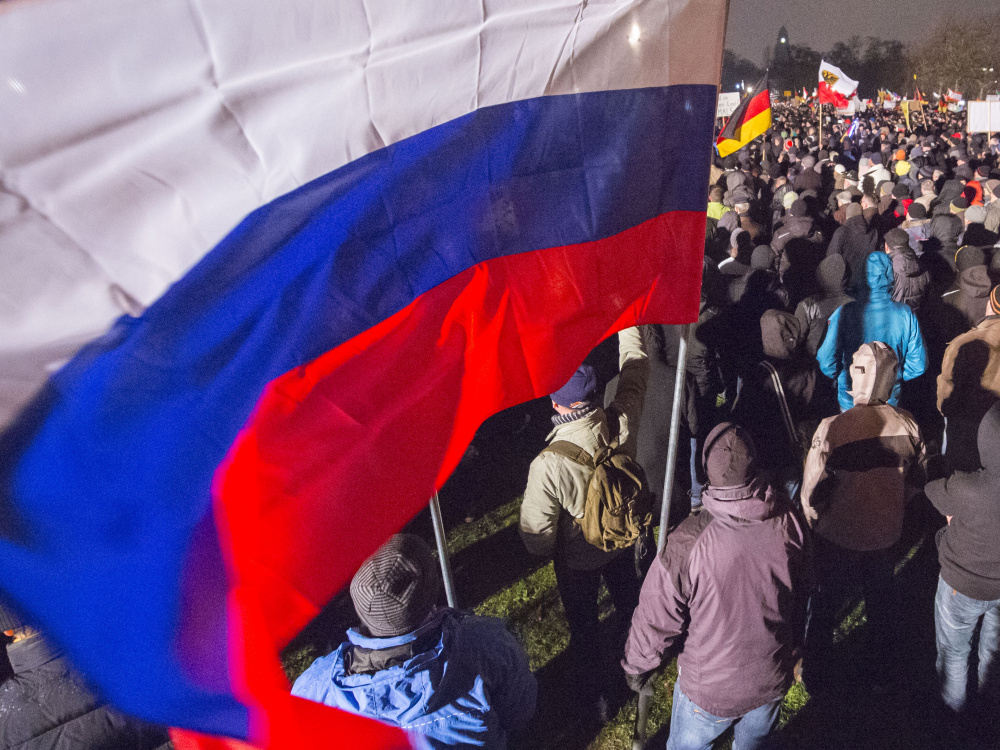 Российский флаг на акции протеста «Патриотичные европейцы против исламизации Запада» в Дрездене в январе 2015 года. Фото AP Photo/Jens Meyer/Scanpix/Leta