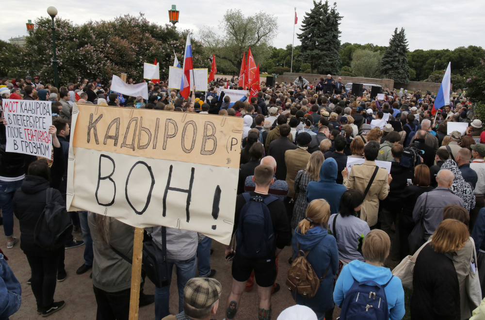 Протесты против присвоения мосту имени Ахмата Кадырова в Санкт-Петербурге. Фото: Dmitri Lovetsky / TASS / Scanpix / Leta