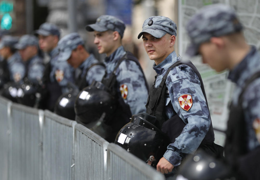 Ограждение и оцепление в центре столицы на протестной акции. Фото AP Photo/Pavel Golovkin/Scanpix/Leta