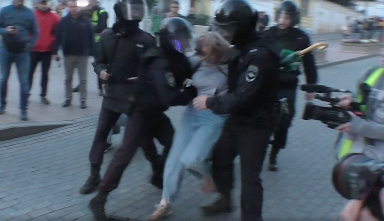 Момент удара Дарьи Сосновской во время задержания. Кадр видеозаписи.