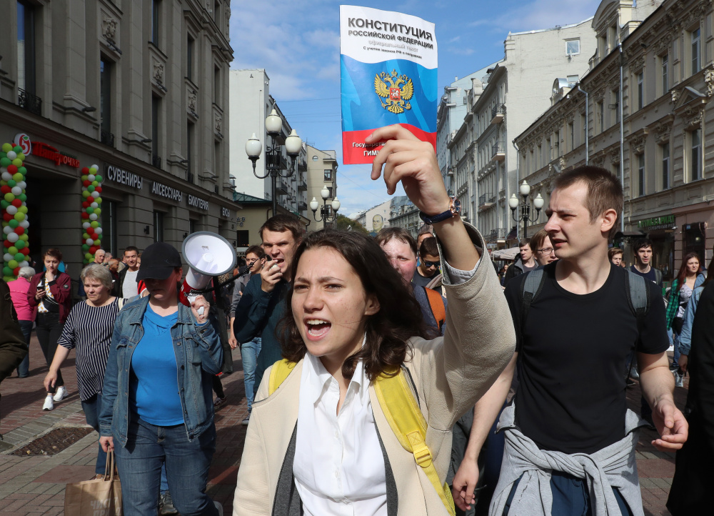 Участница протестной акции с Конституцией РФ в руках. Фото Sergei Savostyanov/TASS/Scanpix/Leta
