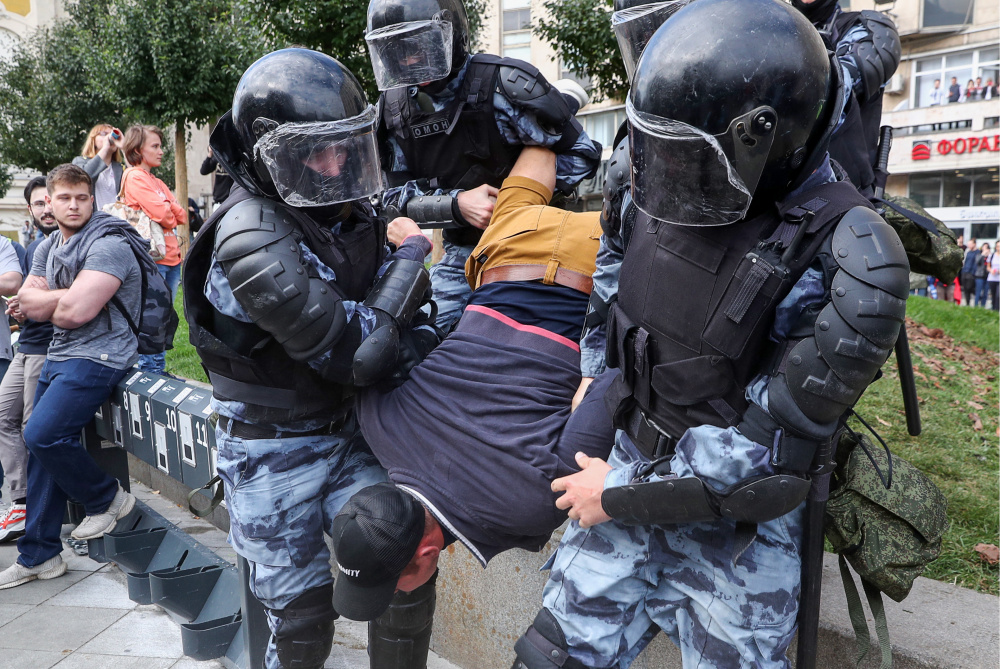 Задержание на несанкционированной акции протеста 3 августа. Фото Mikhail Tereshchenko/TASS/Scanpix/Leta