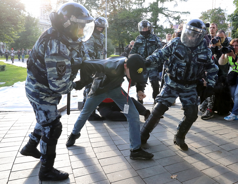 Задержание в Москве после окончания разрешенного митинга. Фото Sergei Savostyanov/TASS/Scanpix/Leta
