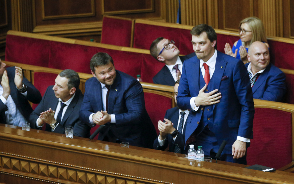 Новый премьер-министр Украины Алексей Гончарук (стоит) в здании Верховной Рады. Фото AP Photo/Efrem Lukatsky/Scanpix/Leta