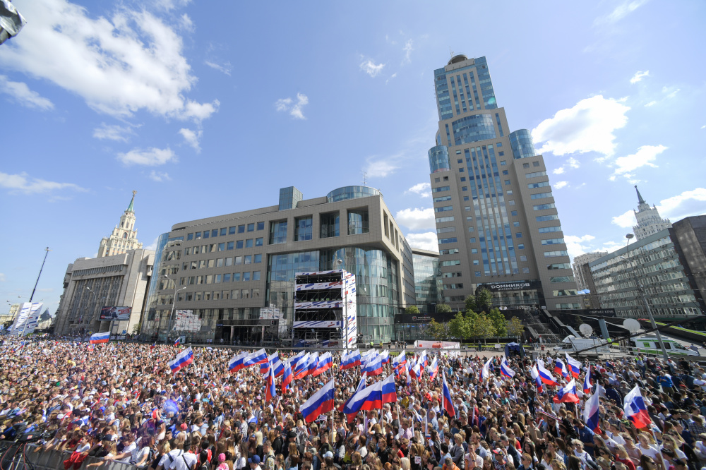 Главной площадкой празднования стал проспект Сахарова. Фото: Evgeny Biyatov/TASS/Scanpix/Leta