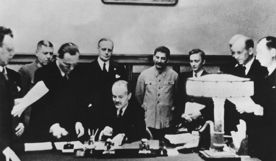Signing of the Molotov-Ribbentrop Pact © Scanpix