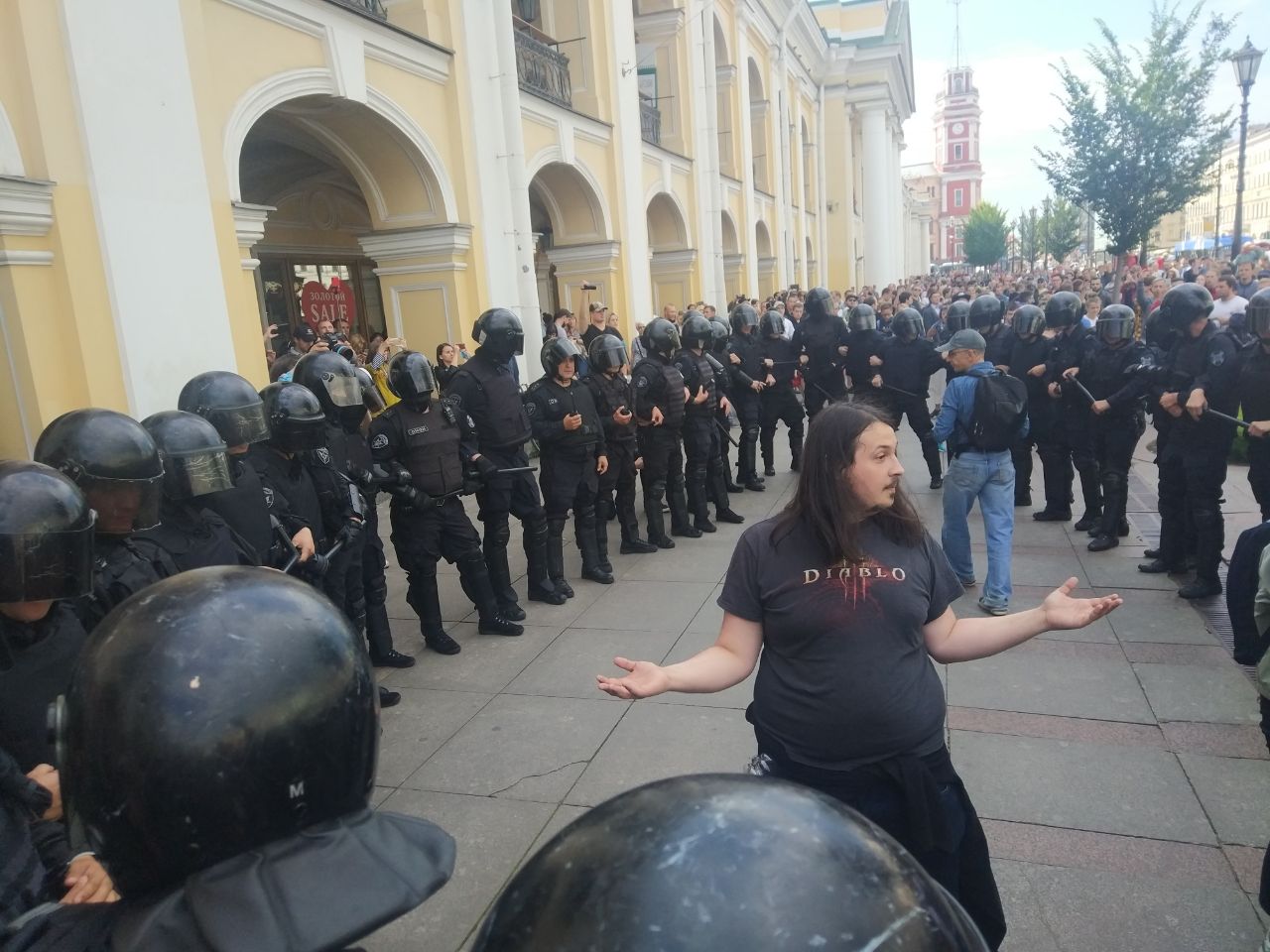 Тем временем на акции солидарности в Санкт-Петербурге проходят жесткие задержания. Фото издания «Бумага»