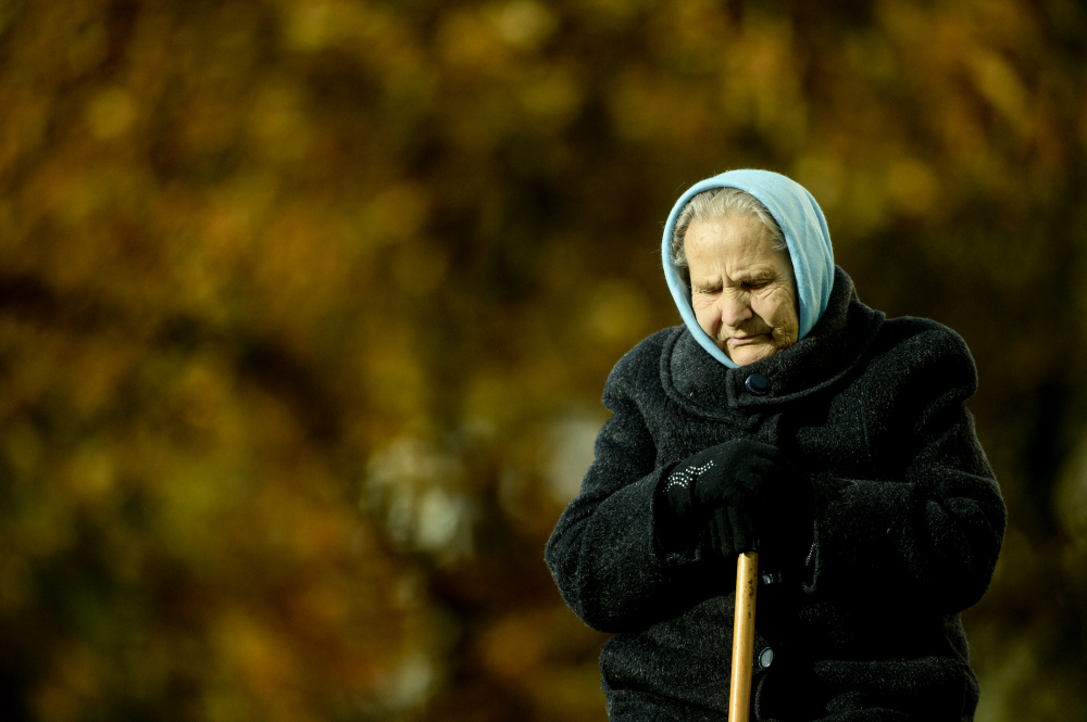 Пожилая женщина на прогулке. Фото: Konstantin Chalabov/TASS/Scanpix/Leta