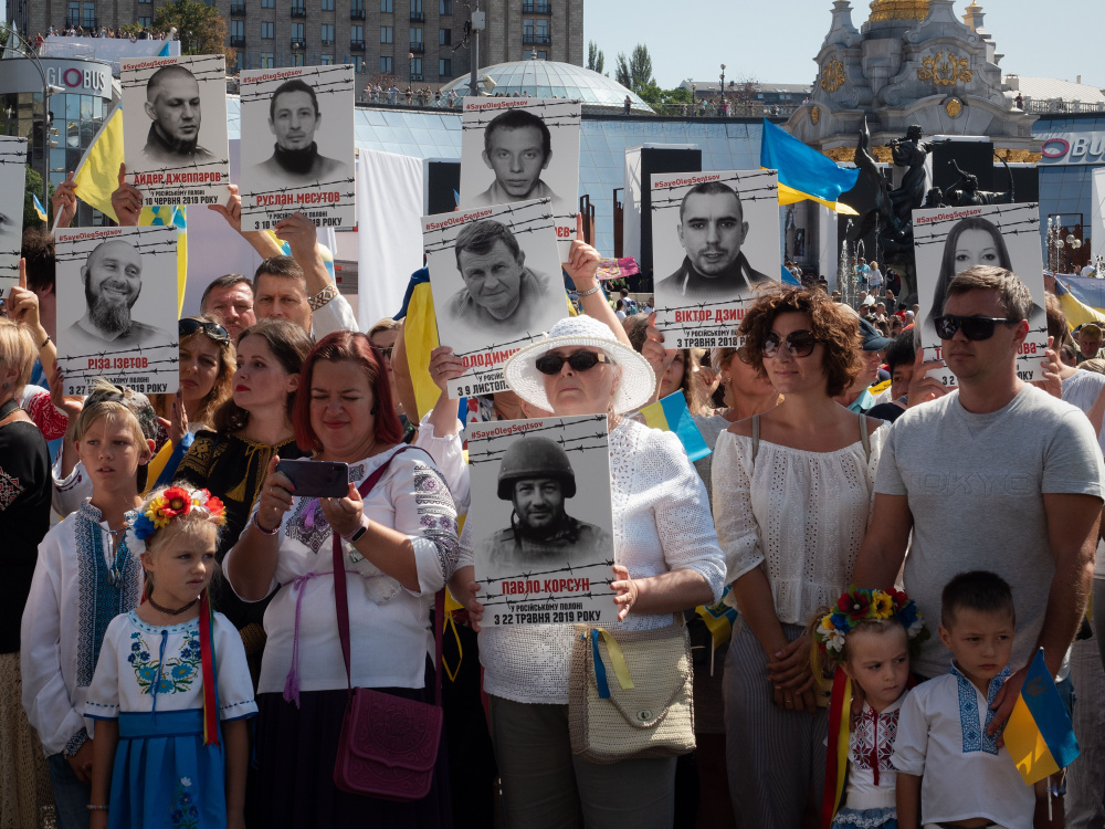 Участники Дня независимости Украины держат плакаты с портретами украинских заключенных, 24 августа 2019 г. Фото: Gaelle Girbes / SIPA / TASS / Scanpix / Leta