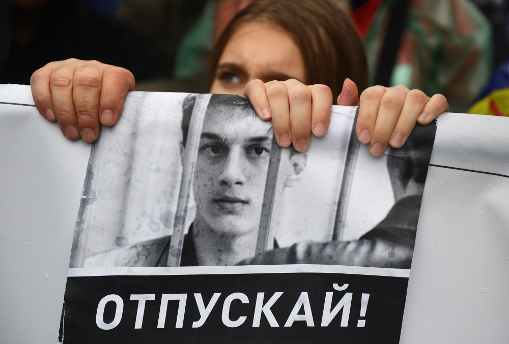 Женщина держит плакат с портретом Егора Жукова. Фото: Ramil Sitdikov/TASS/Scanpix/Leta