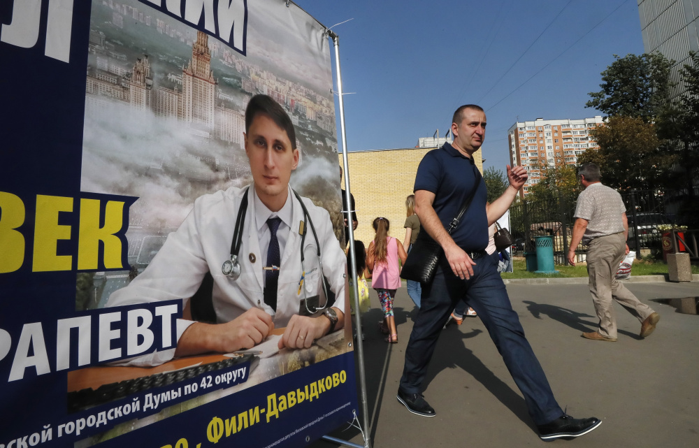 Предвыборный плакат в Москве. Фото: YURI KOCHETKOV / TASS / Scanpix / Leta