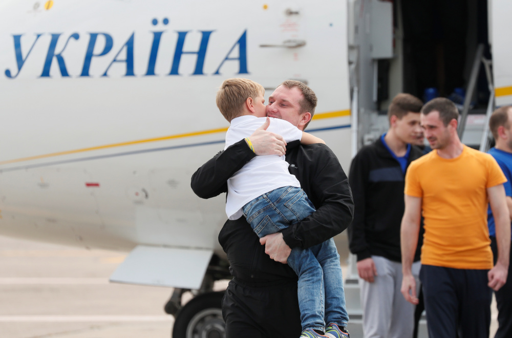 Родственники приветствуют прибывших по обмену украинских заключенных. Фото REUTERS/Gleb Garanich/Scanpix/Leta