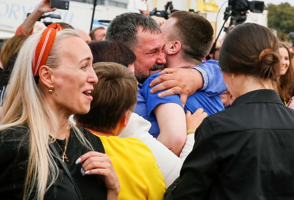 Встреча вернувшихся по обмену украинцев была трогательной и эмоциональной. Фото REUTERS/Gleb Garanich/Scanpix/Leta